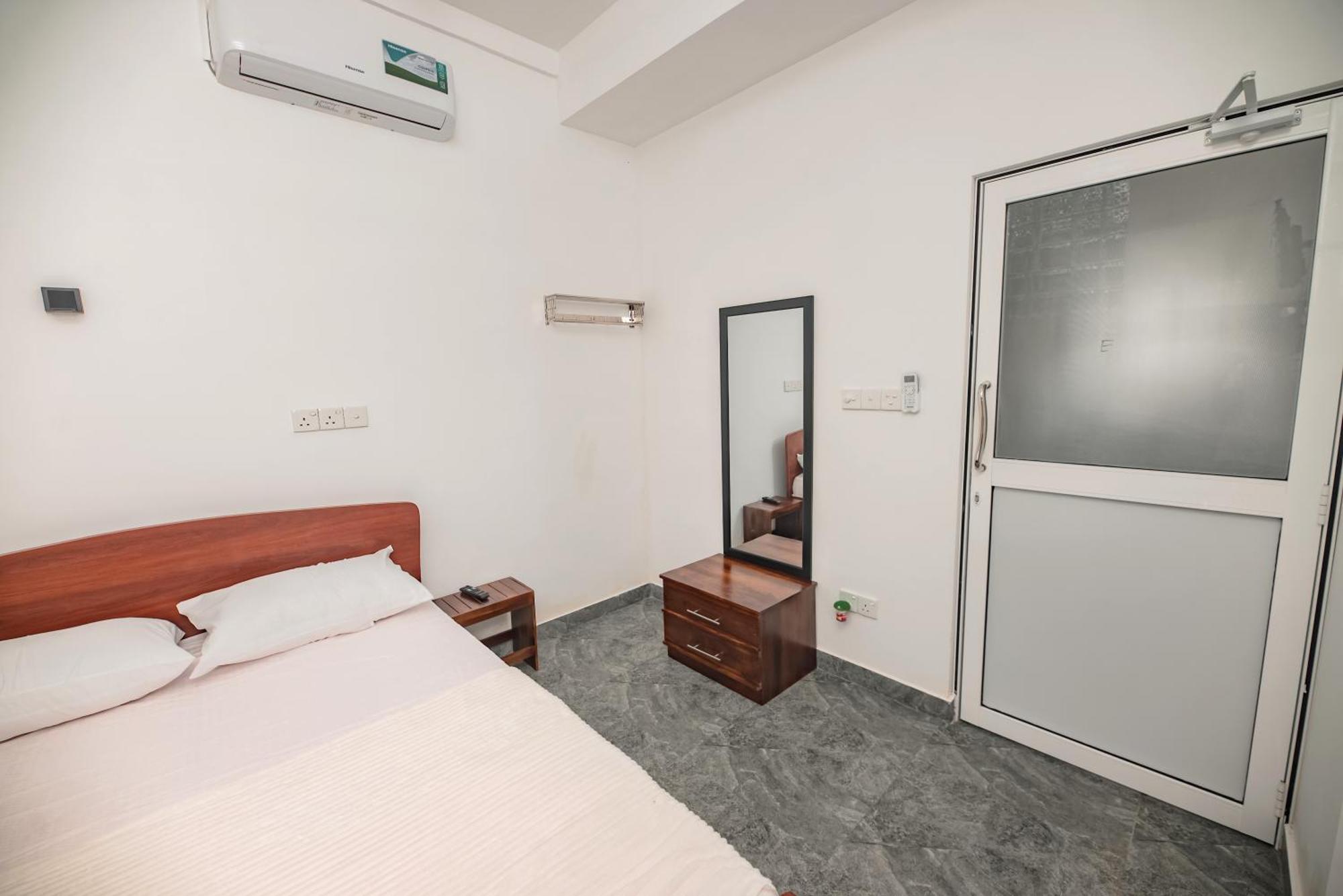 Nnr Wattala Hotel Exterior foto